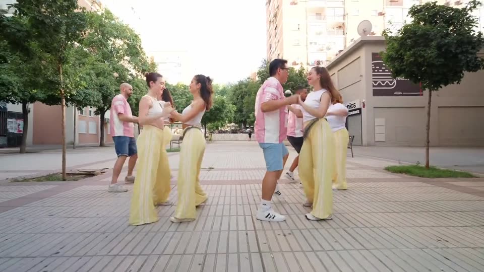 Grupo de personas en movimiento en una calle de Madrid, grabado en plano abierto