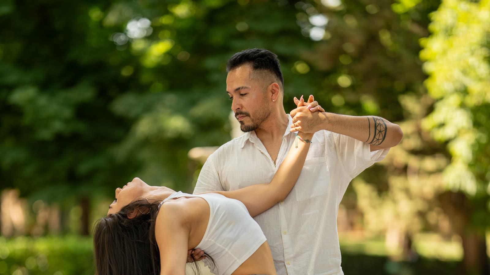 Dos personas en un parque, fotografiadas con luz natural